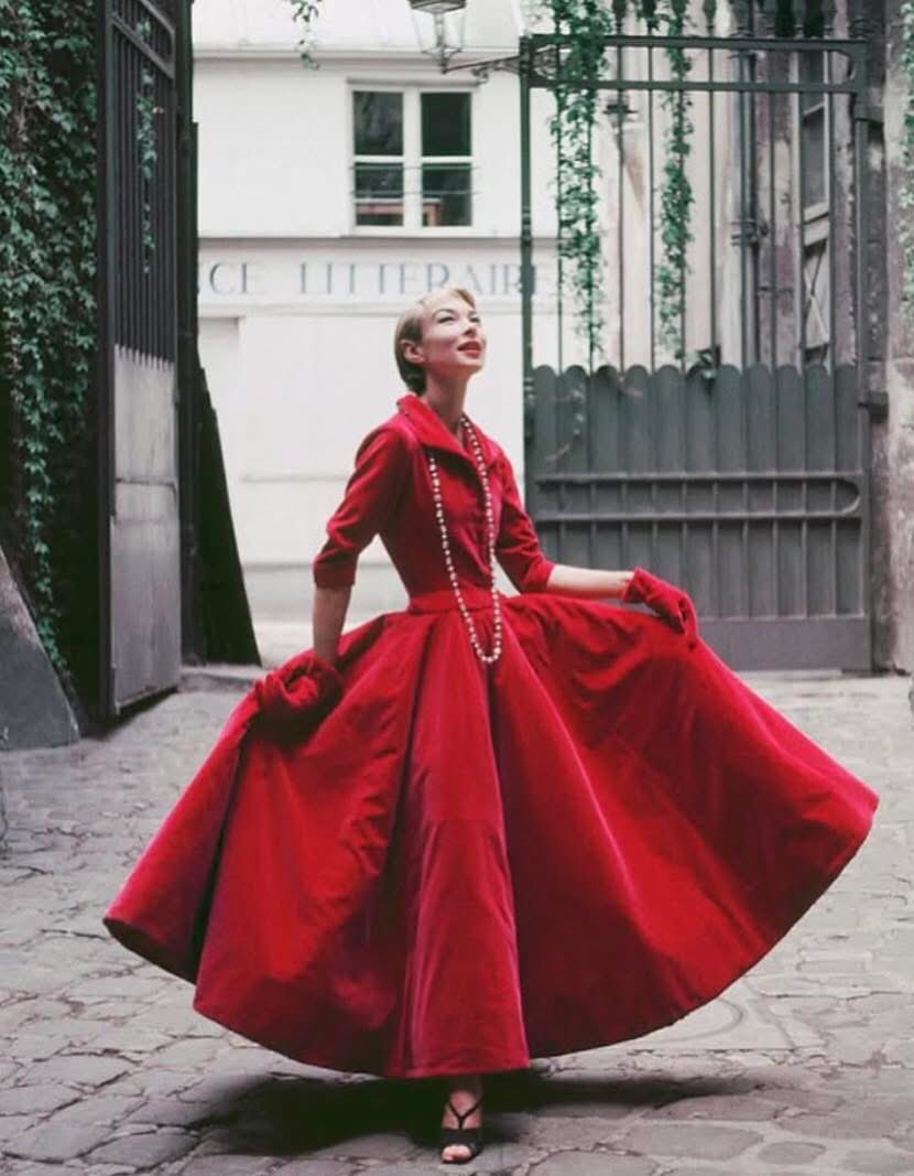 シャネルによるニュールックスタイルのガウン

1955