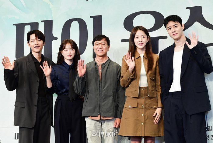 KiAileNYC's tweet photo. Cute!!! #SongJoongKi with #ChunWooHee #SeoJiHoon #LeeJooMyung PD at #MyYouth production presentation/ press conference 💙 https://t.co/FHiIXBQCqU