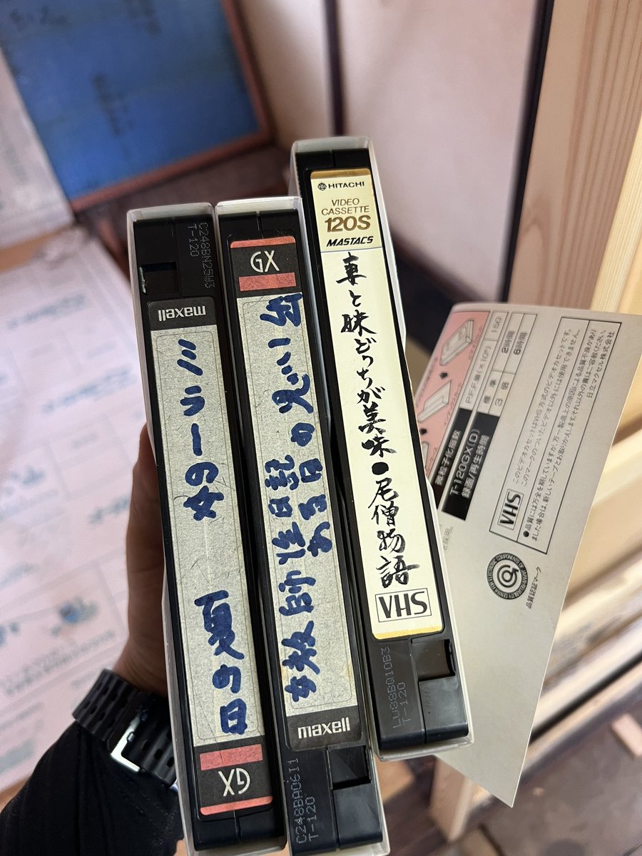 今、リフォームさせてもらってる庫裡の屋根裏から出土しました

ここは尼寺です。現場からは以上です。