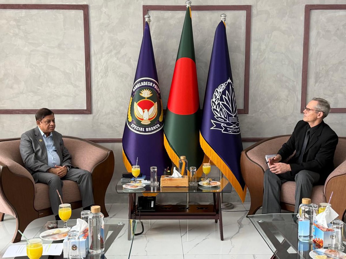 IOMBangladesh's tweet image. 📣 Mr. Lance Bonneau, Chief of Mission @UNmigration 🇧🇩, met Mr. Golam Rasul, Addl. IGP &amp;amp; Chief of @bd_police Special Branch. IOM reaffirmed support for stronger #bordermanagement to ensure #safemigration and #stopirregularmigration.