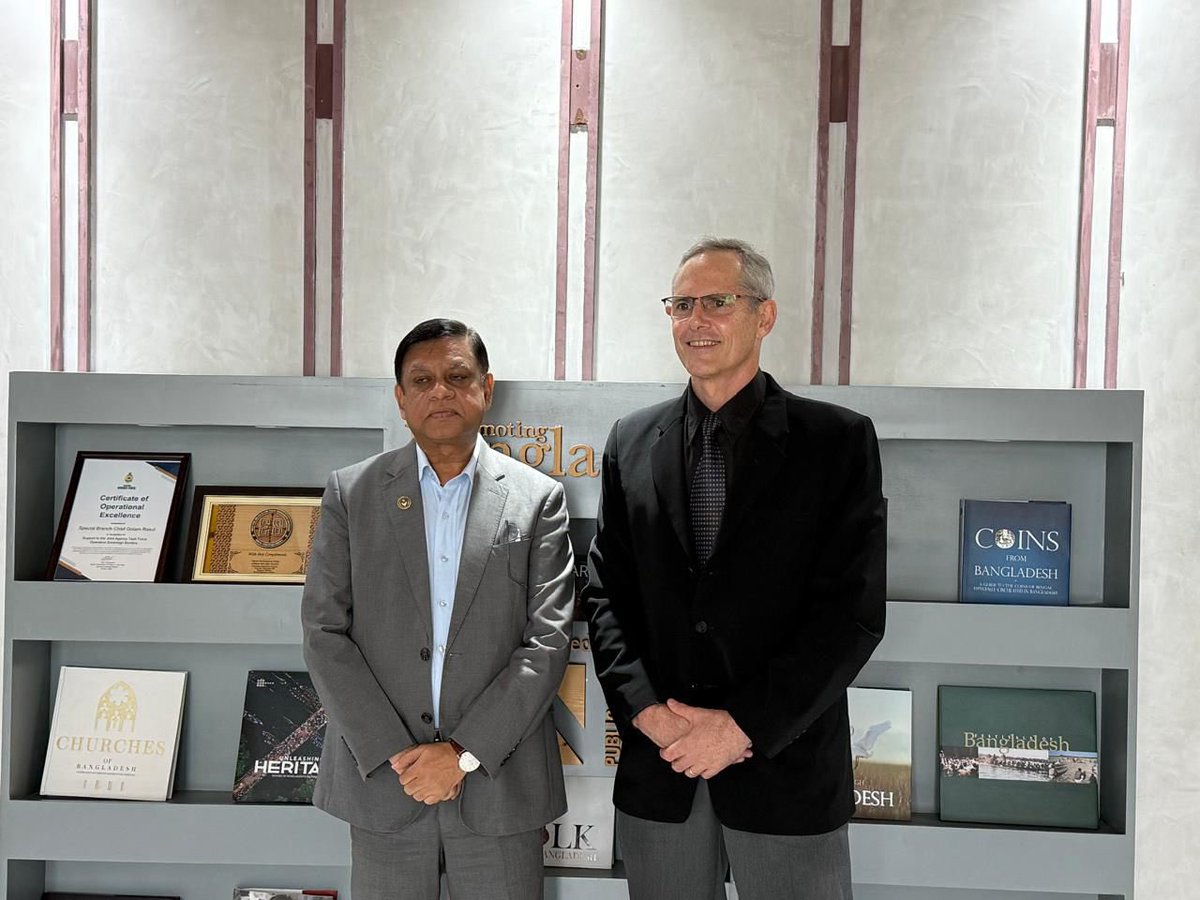 IOMBangladesh's tweet image. 📣 Mr. Lance Bonneau, Chief of Mission @UNmigration 🇧🇩, met Mr. Golam Rasul, Addl. IGP &amp;amp; Chief of @bd_police Special Branch. IOM reaffirmed support for stronger #bordermanagement to ensure #safemigration and #stopirregularmigration.