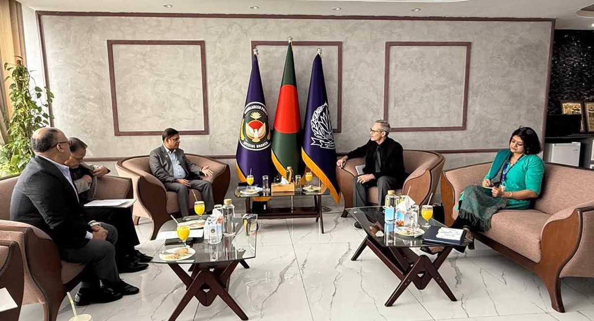 IOMBangladesh's tweet image. 📣 Mr. Lance Bonneau, Chief of Mission @UNmigration 🇧🇩, met Mr. Golam Rasul, Addl. IGP &amp;amp; Chief of @bd_police Special Branch. IOM reaffirmed support for stronger #bordermanagement to ensure #safemigration and #stopirregularmigration.