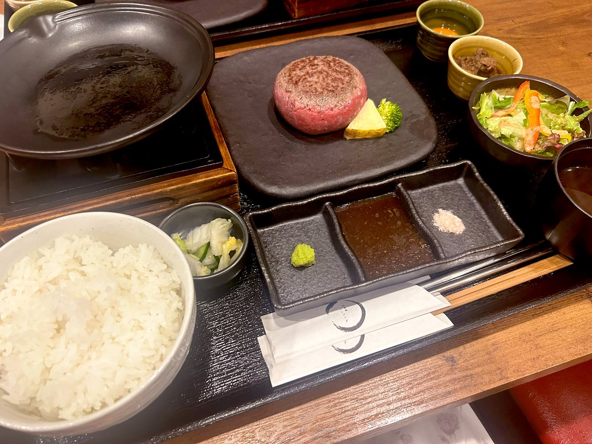 お仕事前に花咲さんとランチ🍽

最近、仕事と家の往復で
人に話せるような
プライベートの出来事がなさすぎる…😂

自分にないからこそ
お客様やお友達から
趣味やお出かけのお話をきいて
たのしそうー！となるのが
私の最近の楽しみです🙂‍↕️💕