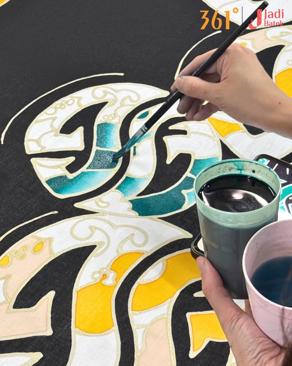 jadibatek's tweet photo. This isn’t just fabric.
It’s hours of wax, colour, and care.
A custom batik gift for Aaron Gordon with @361_malaysia ✨🏀

What you guys think, This batik shirt for Aaron Gordon is nice or not? 👀

#jadibatek #361malaysia #aarongordon #custombatik #batikshirt #kemejabatiklelaki https://t.co/EpHMHMwefk