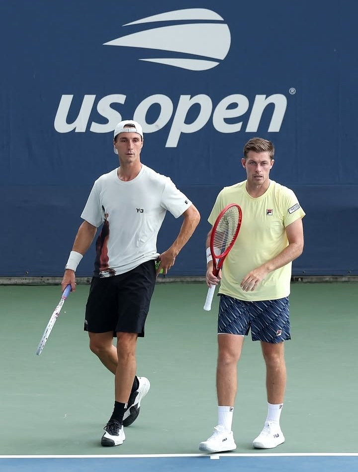Joe Salisbury 🇬🇧 and Neal Skupski 🇬🇧 defeat Machac 🇨🇿 &amp; Vocel 🇨🇿 7-6 6-3 to make the US Open doubles semi finals 👏 👏  

Play Venus 🇳🇿 &amp; Bhambri 🇮🇳 next ! 

Good luck lads