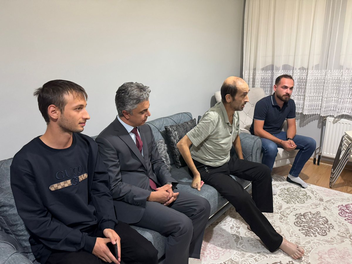 Valimiz Sayın <a href="/drhamzaydogdu/">Hamza Aydoğdu</a> , Erzincan Mengücek Gazi Eğitim ve Araştırma Hastanesi Başhekimi Prof. Dr. Sn. Ufuk Kuyrukluyıldız ve İl Milli Eğitim Müdürü Sn. Hacı Ömer Kartal ile birlikte, uzun süredir tedavi gören Sn. Süleyman Adaş ve ailesini evlerinde ziyaret ettiler.

Sn.