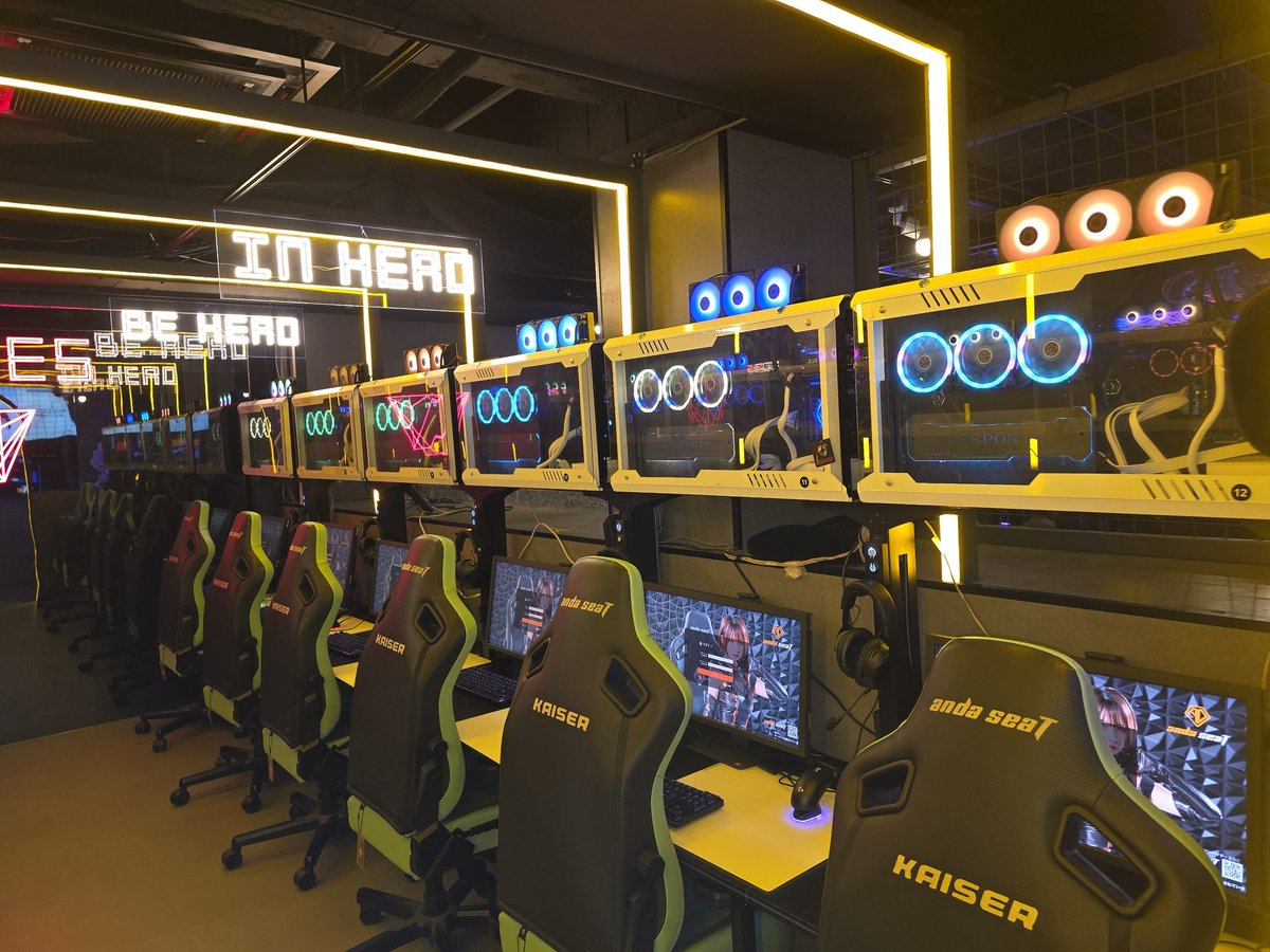 【製品導入のお知らせ】
簡易水冷
〈Cooler Master MasterLiquid 360 Atmos〉
ESCの全席に簡易水冷を導入いたしました。
これにより高負荷時の安定化を実現させました。
ぜひESCにお越しください!!
#ESC
#eスポーツカフェ