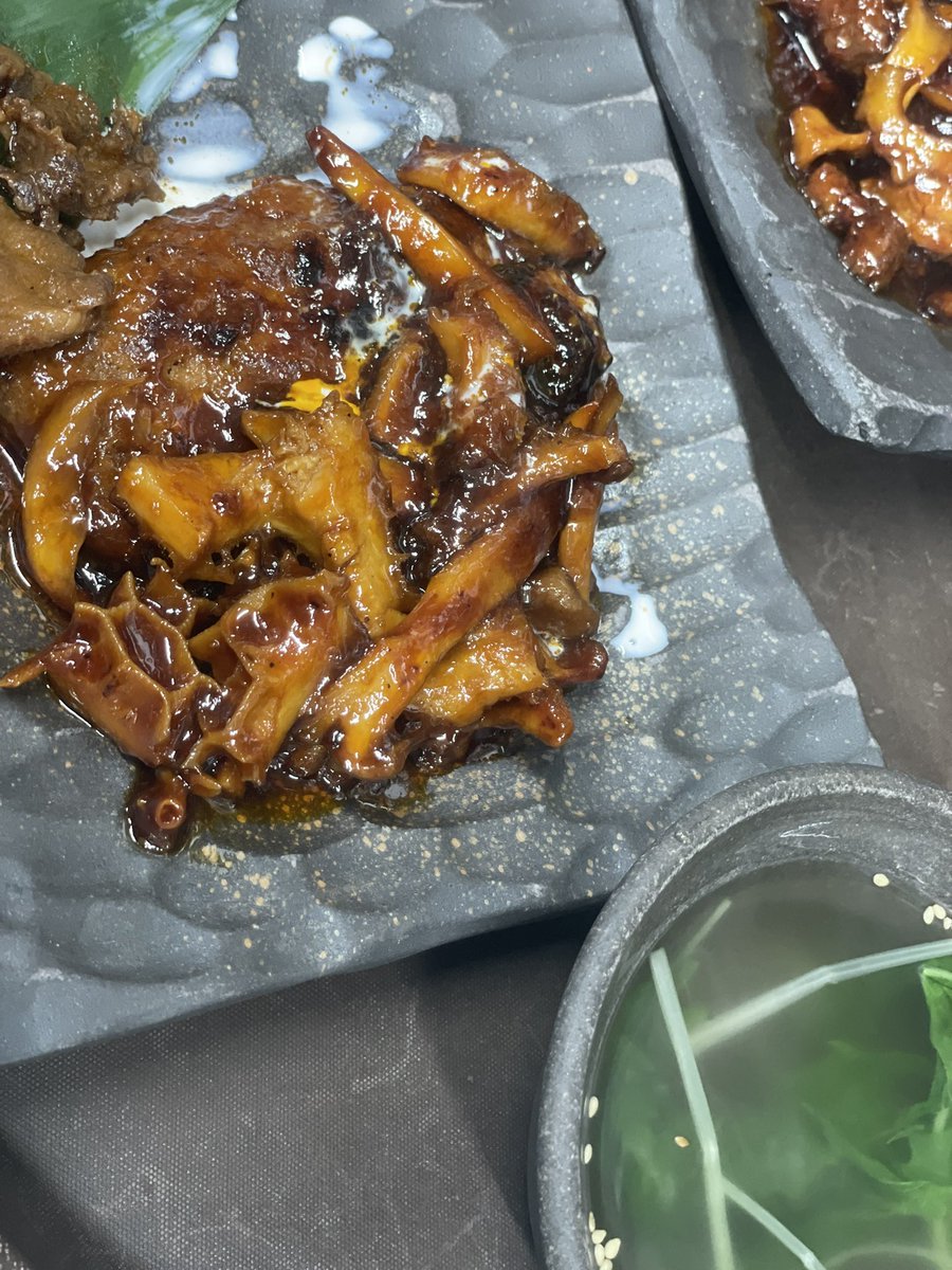 休業中でした⚐営業してまーす🍀
ﾊﾁﾉｽとｴﾘﾝｷﾞの煮込みハンバーグ
喉に優しい蜂蜜入りスープ
