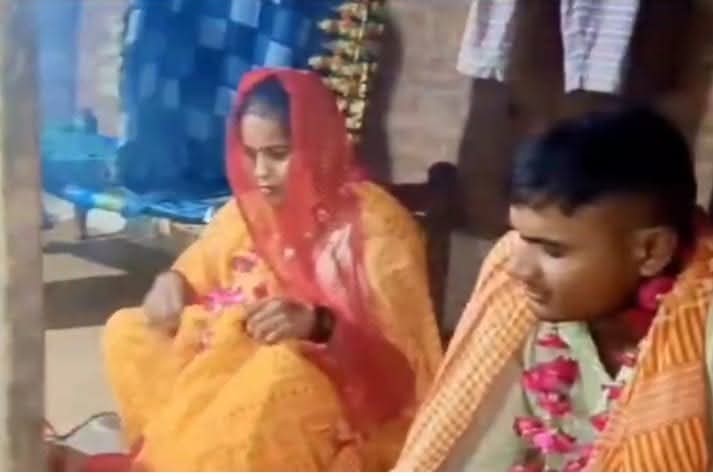 जालौन में प्रेमी अपनी प्रेमिका से मिलने उसके घर गया प्रेमिका के घर वालों ने पकड़ लिया और कूटते रहे 
लेकिन जैसे ही पता चला प्रेमी भारतीय सेना में कार्यरत है लड़की के पिता ने जबरदस्ती शादी करवा दी
देख रहे हो पप्पू सरकारी नौकरी का कमाल