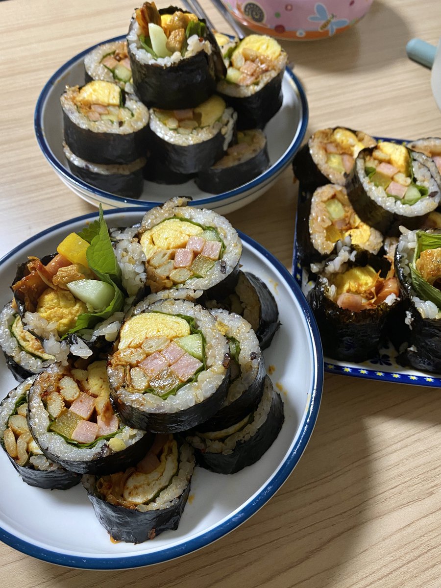 집에서 김밥 말면 안되는 이유 
김밥 싸면서 무의식으로 계속 주워먹고
그릇에 담고나면 더 본격적으로 먹게됨
8줄 말았는데 1줄 남았어요