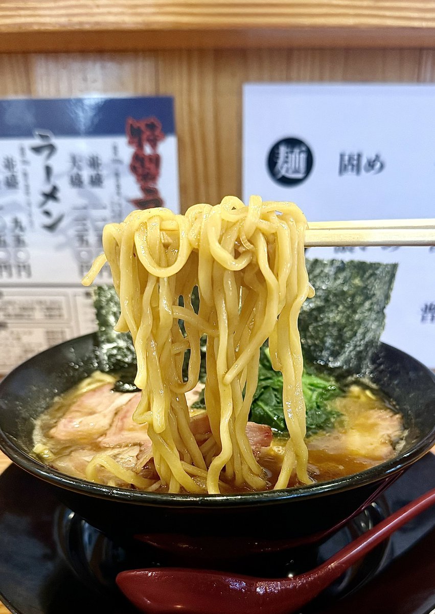 伯耆家

ラーメン 並盛
刻み玉ねぎ
肉の日スピンオフ
大山ルビー豚の肩ロース炙り肉飯

裏肉の日は炙り肉飯✨️
薄切りしっとり肩ロース最高👍
ネオちゅーと迷ったけどやっぱデフォ🍜
この時間はまったり濃厚スープで
これはこれで美味いんだよね☺️
そろそろTP無料券の発動かな😅
ご馳走様でした🙏