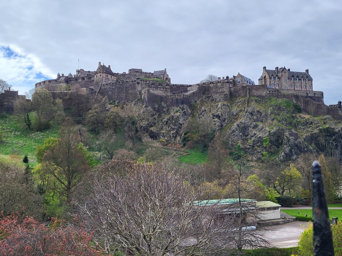 isitjustme (@isitjus39832272) on Twitter photo <a href="/stevewhtmr/">Stevelcfcw</a> <a href="/DailyPicTheme2/">Daily Picture Theme</a> #Castle Edinburgh Castle from the Gardens on Princes Street <a href="/stevewhtmr/">Stevelcfcw</a> <a href="/DailyPicTheme2/">Daily Picture Theme</a> #Castle Edinburgh Castle from the Gardens on Princes Street