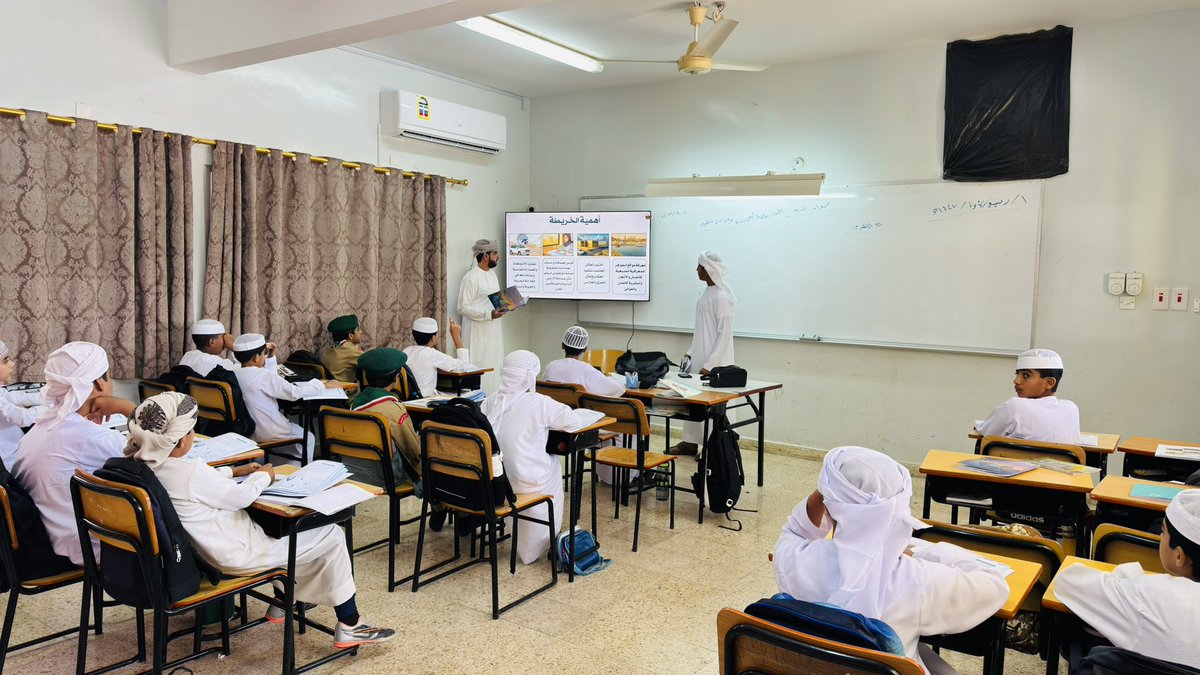 نفذ محمد المقبالي معلم مادة التاريخ درسا  تطبيقيا باستراتيجية المعلم الصغير بعنوان (الخريطة أهميتها ومراحل إنتاجها)الصف السابع
حيث شرح الطالب منصور الرشيدي الدرس باستخدام الشاشة الرقمية.
ويأتي ذلك لتجسيد بيئة تعليمية فاعلة على التفاعل والتعاون والتي تساهم في رفع المستوى التعليمي