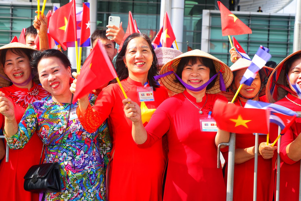 La espiritualidad vietnamita le aporta sentimientos muy profundos a todos sus actos. El homenaje a los ancestros y a los líderes históricos del país, se extiende a los nuestros, con menciones memorables a Fidel y Raúl como forjadores de la entrañable amistad de #Vietnam y #Cuba.