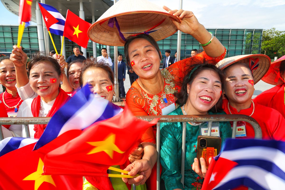 DiazCanelB's tweet photo. La espiritualidad vietnamita le aporta sentimientos muy profundos a todos sus actos. El homenaje a los ancestros y a los líderes históricos del país, se extiende a los nuestros, con menciones memorables a Fidel y Raúl como forjadores de la entrañable amistad de #Vietnam y #Cuba. https://t.co/JR0ljdXX95