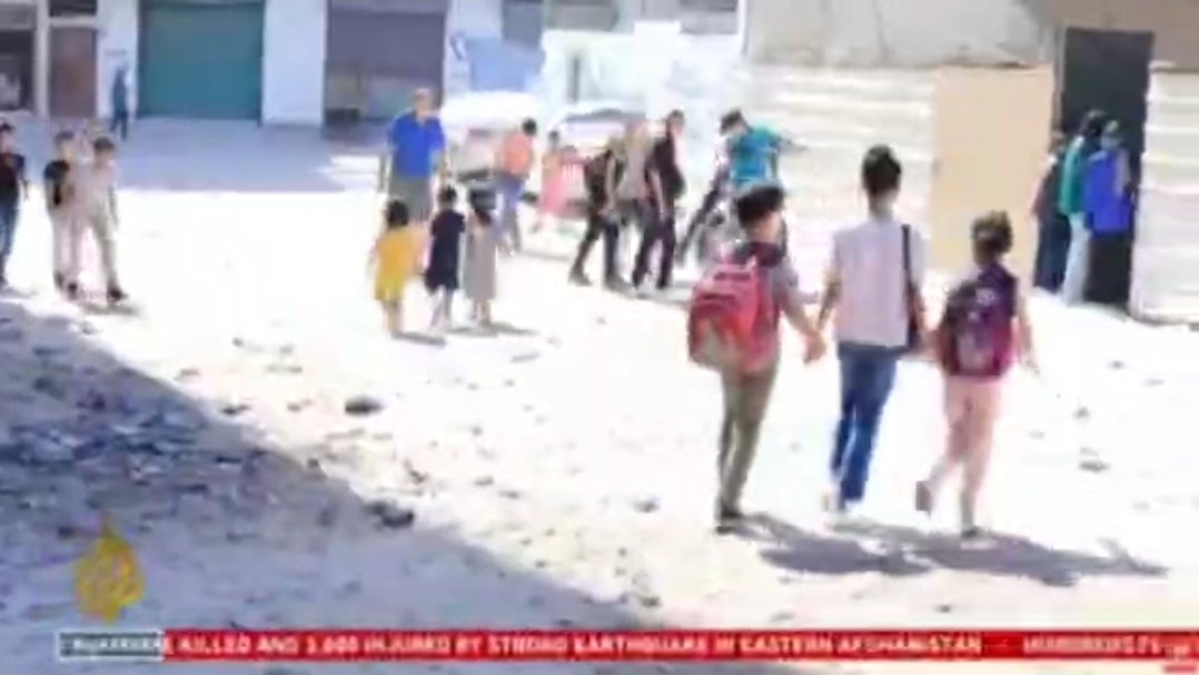 Kanak-kanak di Gaza hadir ke sesi baharu persekolahan di khemah-khemah walaupun dengan kemusnahan yang dahsyat.

Tonton: t.me/duniapalestin/…