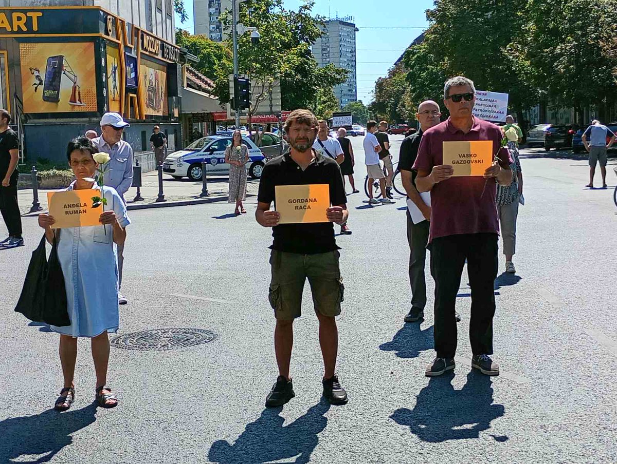 Astal Dejt Memon (@gazda_milutin) on Twitter photo Za vreme blokade Avijatičarskog trga u Zemunu, juče je uhapšen Marko Radosavljević, učitelj iz o.š. "Svetozar Miletić". Kao očevidac, prijavio sam se policiji i dao podatke sa namerom da svedočim. Objasniću ovde šta se desilo, a imam i 3 snimka.
<a href="/agrifblokira/">Poljoprivredni blokada</a> <a href="/milosdjajic/">Do slobode!</a>
1/n Za vreme blokade Avijatičarskog trga u Zemunu, juče je uhapšen Marko Radosavljević, učitelj iz o.š. "Svetozar Miletić". Kao očevidac, prijavio sam se policiji i dao podatke sa namerom da svedočim. Objasniću ovde šta se desilo, a imam i 3 snimka.
<a href="/agrifblokira/">Poljoprivredni blokada</a> <a href="/milosdjajic/">Do slobode!</a>
1/n