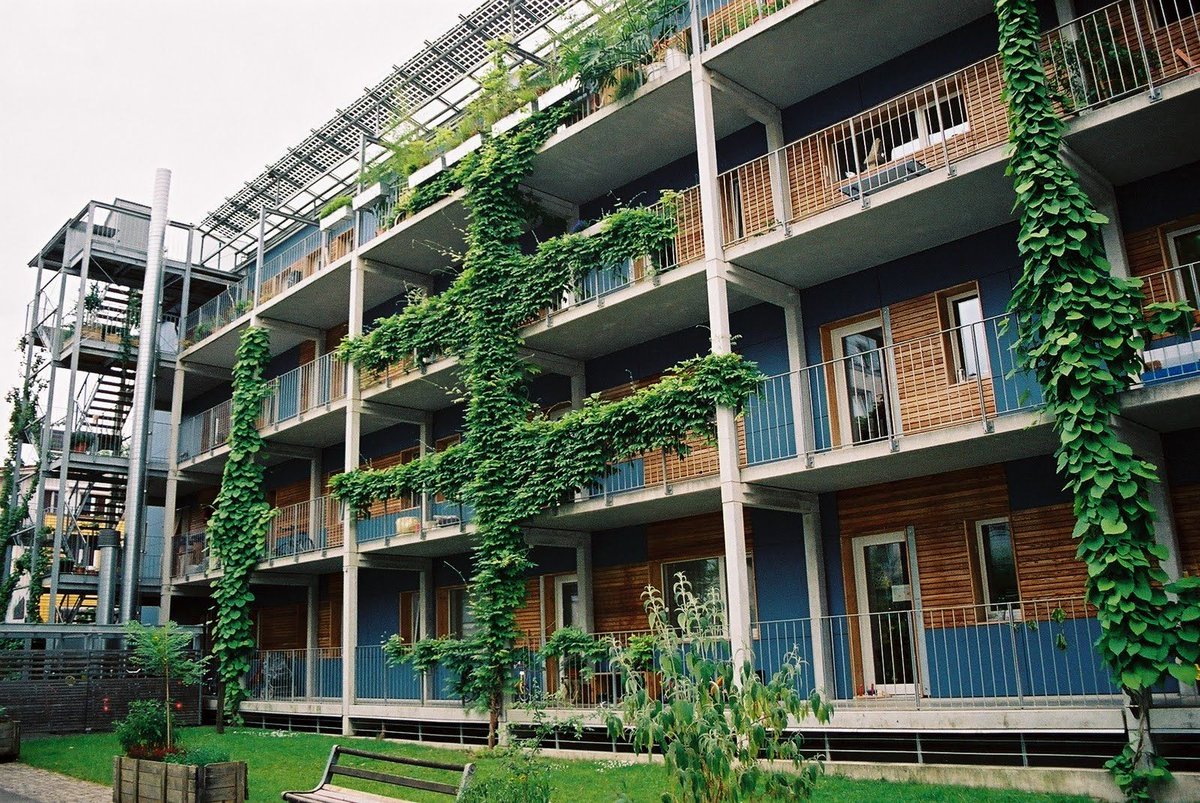 🏘️ En Friburgo 🇩🇪, un viejo cuartel nazi ocupado por jóvenes ecologistas se convirtió en uno de los barrios más sostenibles del mundo: Vauban. Rebeldía, participación ciudadana y bicis.

Spoiler: no fue un camino de rosas 🌹🌹

Te lo cuento brevemente en este #VeranoUrbano 👇