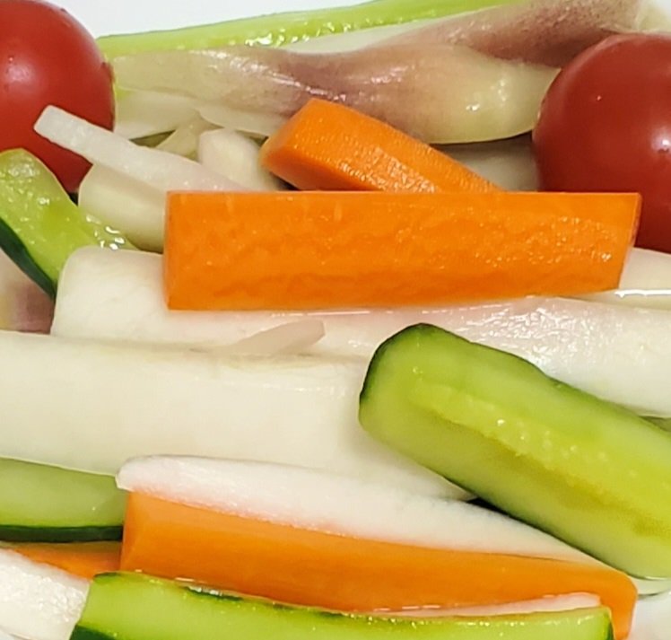 今日のきゅうりです

「ミニトマト、人参、みょうが、大根、きゅうりの浅漬け」です🍅🥕🥒
さっぱりおいしいです
あと一種類漬けたので明日食べるの楽しみです

かんぱーい🍹