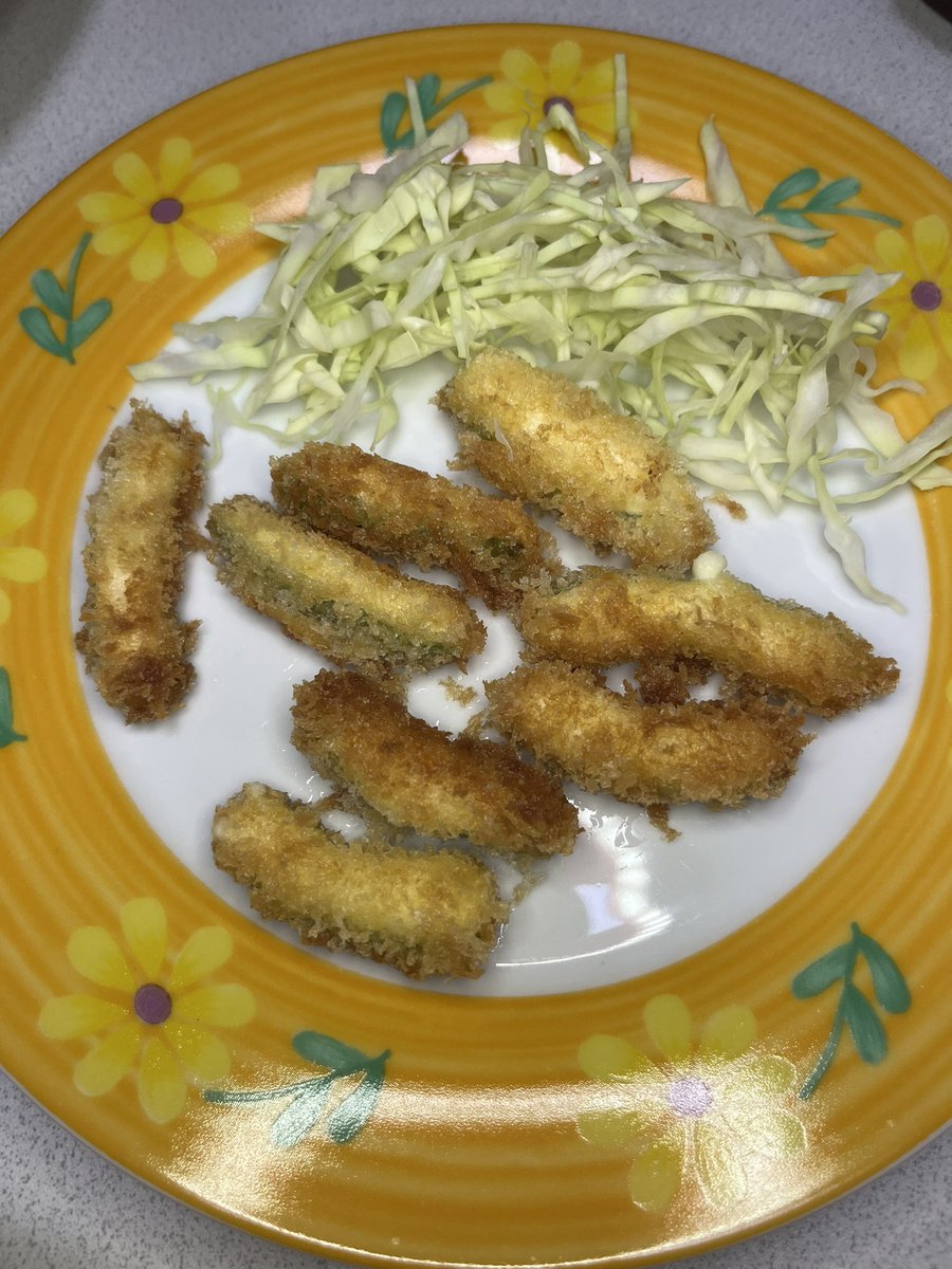 今年は青唐辛子でホッパー作りました(^^)/

これはお酒に合いそうです♪

クリームチーズの存在感が勝つらしくて口の中で辛さは不思議なくらい感じ無いのに、お腹にカーっと来ます！

今日も暑いけど、頑張ります！
