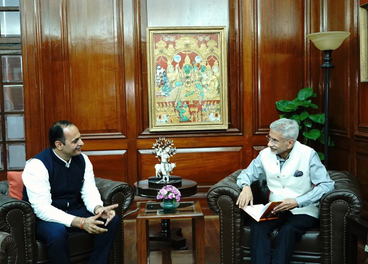 Professor Sachin Kumar Sharma, Director General, RIS, called on the Hon’ble Minister of External Affairs, Dr. S. Jaishankar, at South Block, Ministry of External Affairs. They discussed key geoeconomics issues and the future work programme of RIS.

The Hon’ble EAM extended his