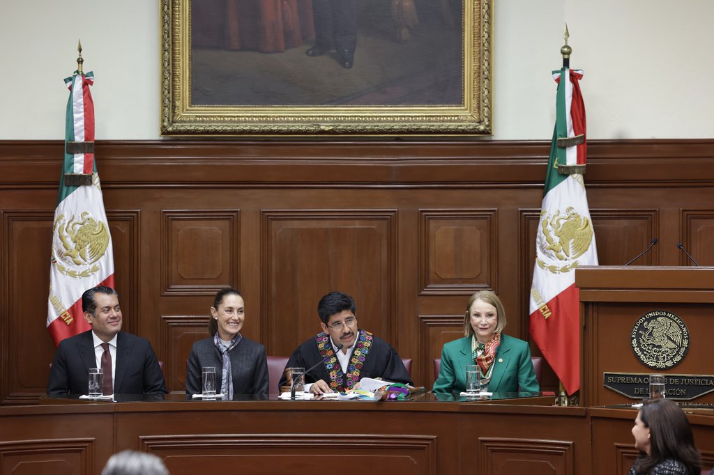 SCJN's tweet photo. 📸 Arranca la nueva etapa de la Suprema Corte de Justicia de la Nación; ministras y ministros inician trabajos con una visión plural, democrática e incluyente. #NuevaSCJN ⚖️ https://t.co/bxmU8vPsD8