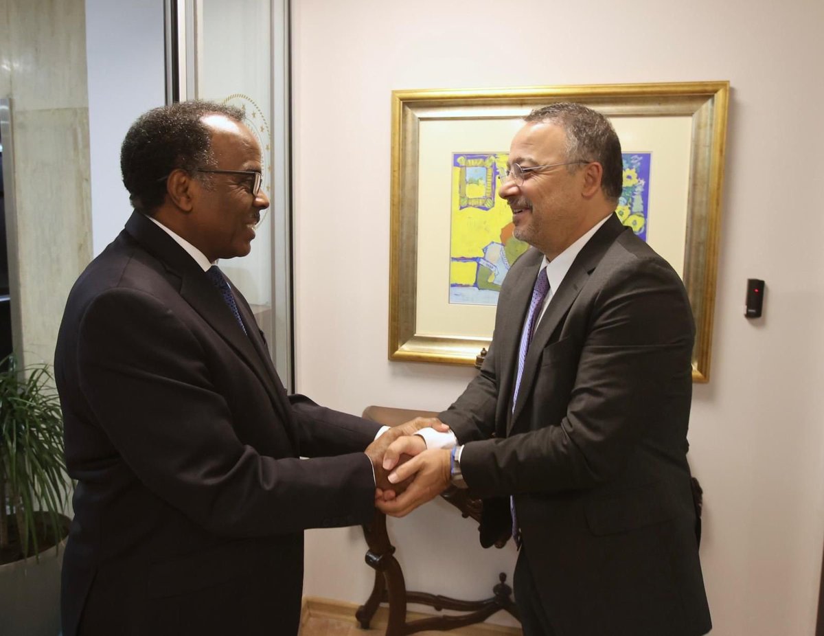 hornpulsemedia's tweet photo. Turkish Deputy FM Nuh Yılmaz met Somali State Minister Ali Mohamed Omar to discuss bilateral ties and regional developments. @AliOmarMP @nuhyilmaz 

Turkey’s envoy Alp Ay & DG for East Africa Ali Onaner also joined the talks, highlighting Ankara’s strong engagement in the Horn of Africa.

https://t.co/5HZoaDm2Yl