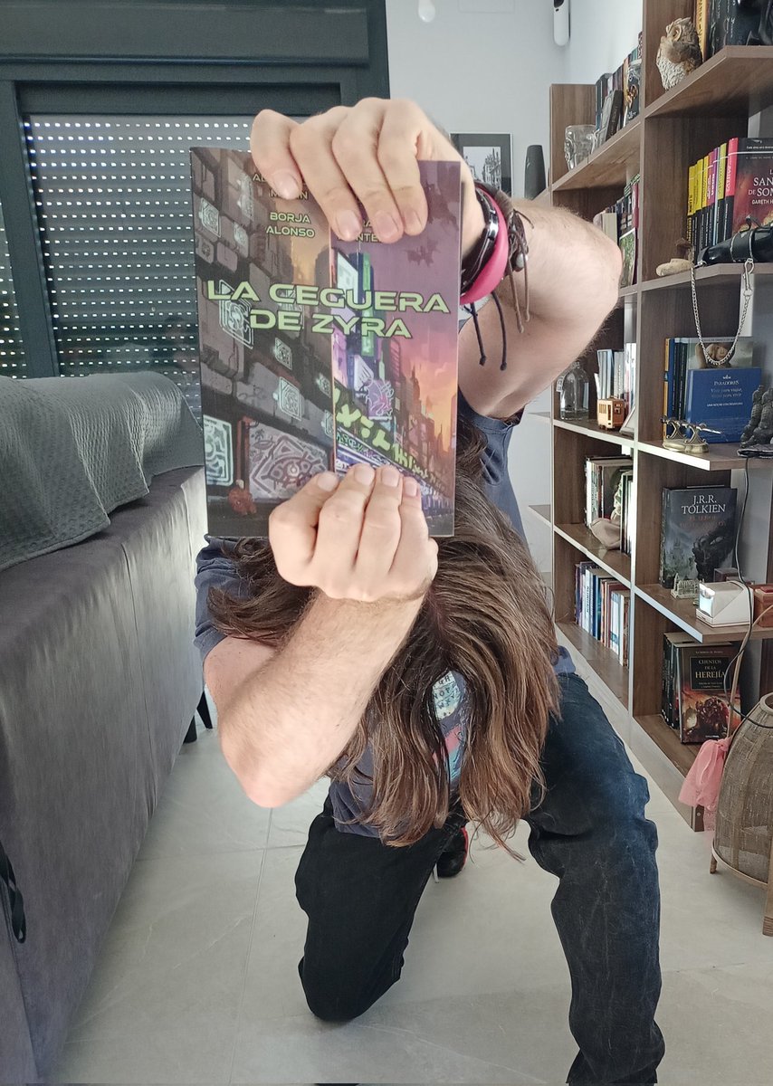 Desde ayer se pueden votar los premios Ignotus, entre los que está finalista La Ceguera de Zyra. Lo cierto es que es un milagro que este proyecto haya llegado hasta aquí... ¡Muchas gracias a todos aquellos que den su apoyo y mucha suerte a todos los finalistas!🍀