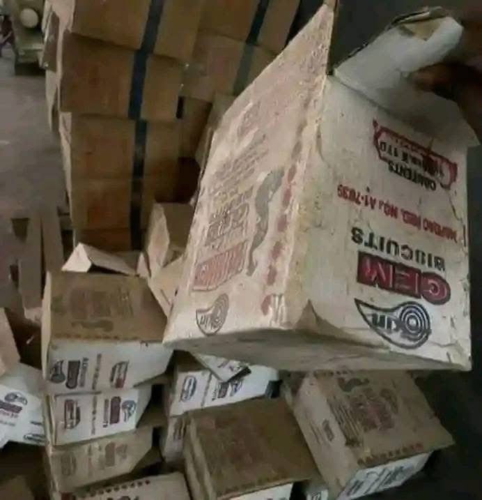 Okin Biscuit, Ijagbo, Kwara State:
Founded in 1980 by Chief Emmanuel Olatunji Adesoye, Okin Biscuit became a household name in Nigeria with products like Coaster and Cabin. Located in Ijagbo, it once employed thousands and boosted the local economy. Though now inactive,