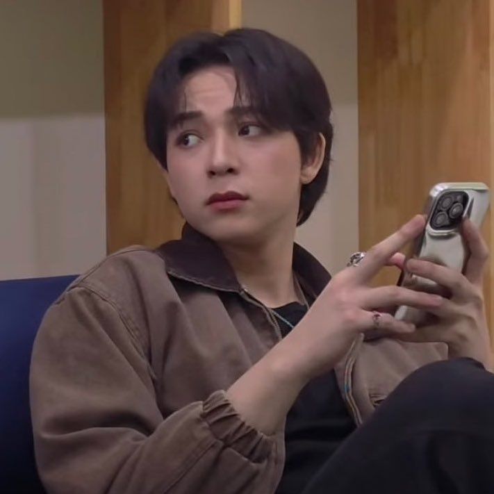 วางแผนหนีเที่ยว                                 แฟนนั่งอยู่นี่