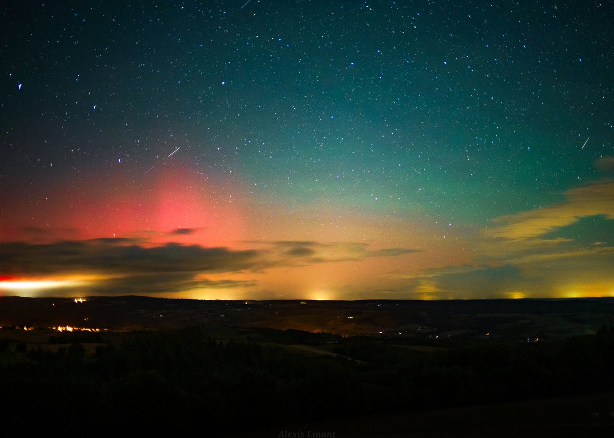 Une petite photo des aurores boréales cette nuit, ici dans le nord du Puy de dôme.
Rien d'exceptionnel du a un bz bien trop oscillant malheureusement, dommage, ca partait plutôt pas trop mal !
S’en est suivi une attente de plusieurs heures ensuite pour.. Rien.
Avec <a href="/AiRicK63/">🌋🌿AiRicK ☄️⛈️</a>