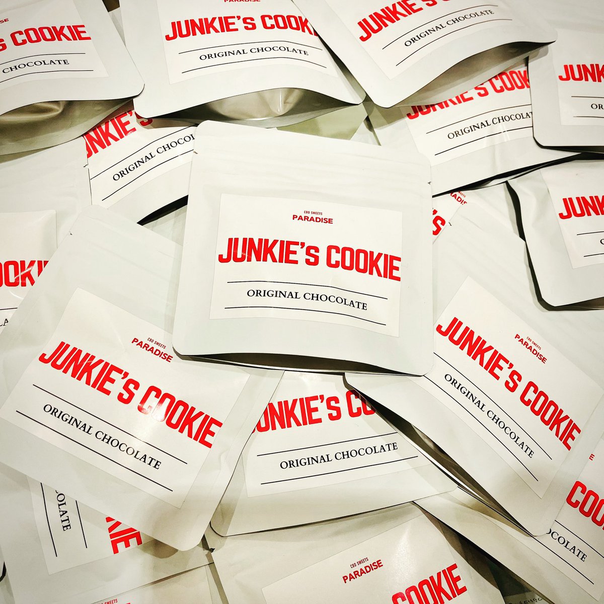 Hills_Shinjuku's tweet photo. 大人気のCBN🍪🔥
PARADISE CBD🟥
JUNKIE'S COOKIES🍪
🆕新基準対応🫧
CBN600mg🌈✨

芳醇な焦がし塩バター🧈の香りとコクがある生地に🍫チップを追加🍪🤤

優雅な時間をゆったりと贅沢に🍪🌈✨🥳

#ParadiseCBD
https://t.co/SMbKz64t44

#CBD
#CBG
#CBN
#CBDHILLS
#新宿 #歌舞伎町
#Shinjuku #Tokyo🗼 https://t.co/ph00Bt36WT