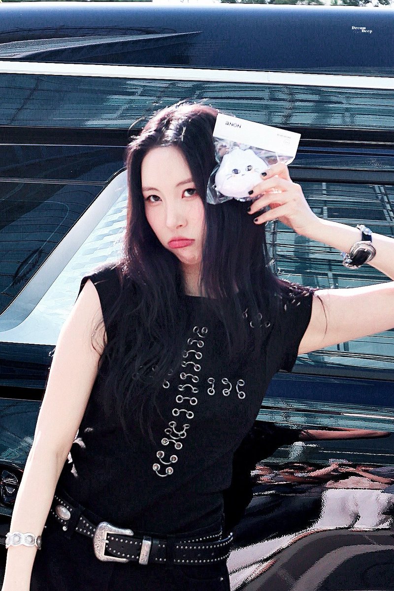 DreamDeep0724's tweet photo. 250902 두시탈출 컬투쇼 퇴근길

#선미 #SUNMI
#BLUE
@miyaohyeah https://t.co/u7SCEZNmPE