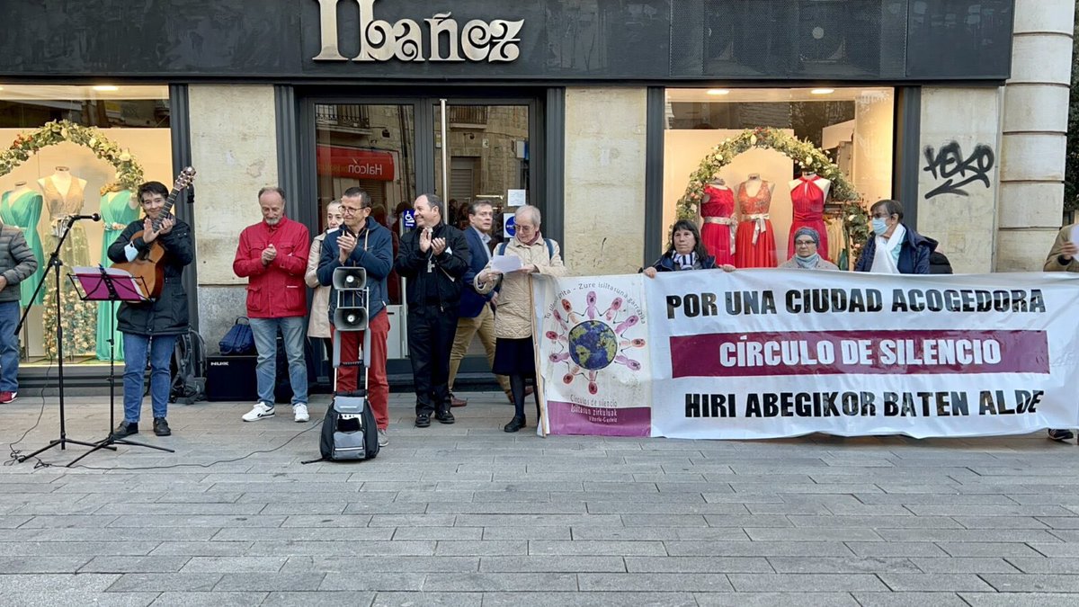 ⭕️ Convocatoria Círculo de Silencio de Vitoria-Gasteiz ⭕️
📢 #GAZA NO PUEDE ESPERAR
Para solidarizarnos con todas las víctimas de ellas os convocamos a un nuevo Círculo de Silencio el próximo jueves día 4 de septiembre a las 20:00h en la Plaza General Loma.
¡Os esperamos!