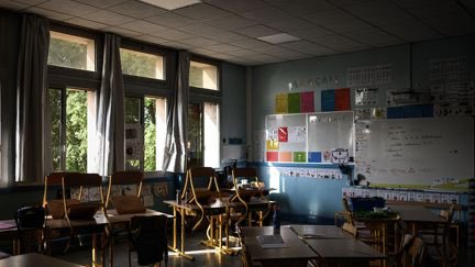 Une directrice d’école s’est donné la mort aujourd’hui.

Pendant des mois, elle a été harcelée par un corbeau parce qu’elle était lesbienne et mariée à une femme.

Le corbeau taguait l’établissement dans lequel elle travaillait d’injures homophobes et de messages d’incitation au