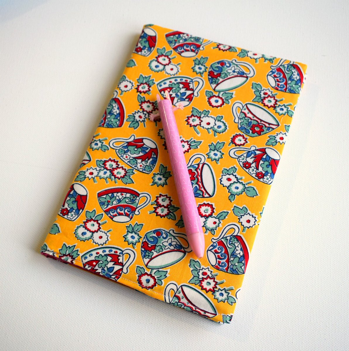 Because who doesn't love a fresh notebook! This one has a removable cover too so when you've filled the book just pop a fresh A5 book in!

#stationery #notebook #tealover #UKMakers

bluebirdscrochetgb.etsy.com/listing/114173…