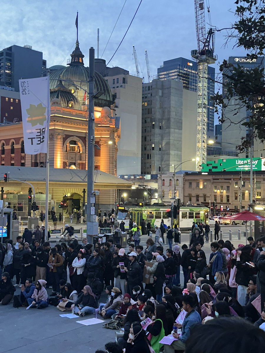 Pukul 6.10 sore di Fed Square, Melbourne.

Aksi masih berlanjut. Bisa lamaan dikit karena belum ada gas air mata 🙂

<a href="/MelbBergerak/">Melbourne Bergerak</a> #MelbourneBergerak
