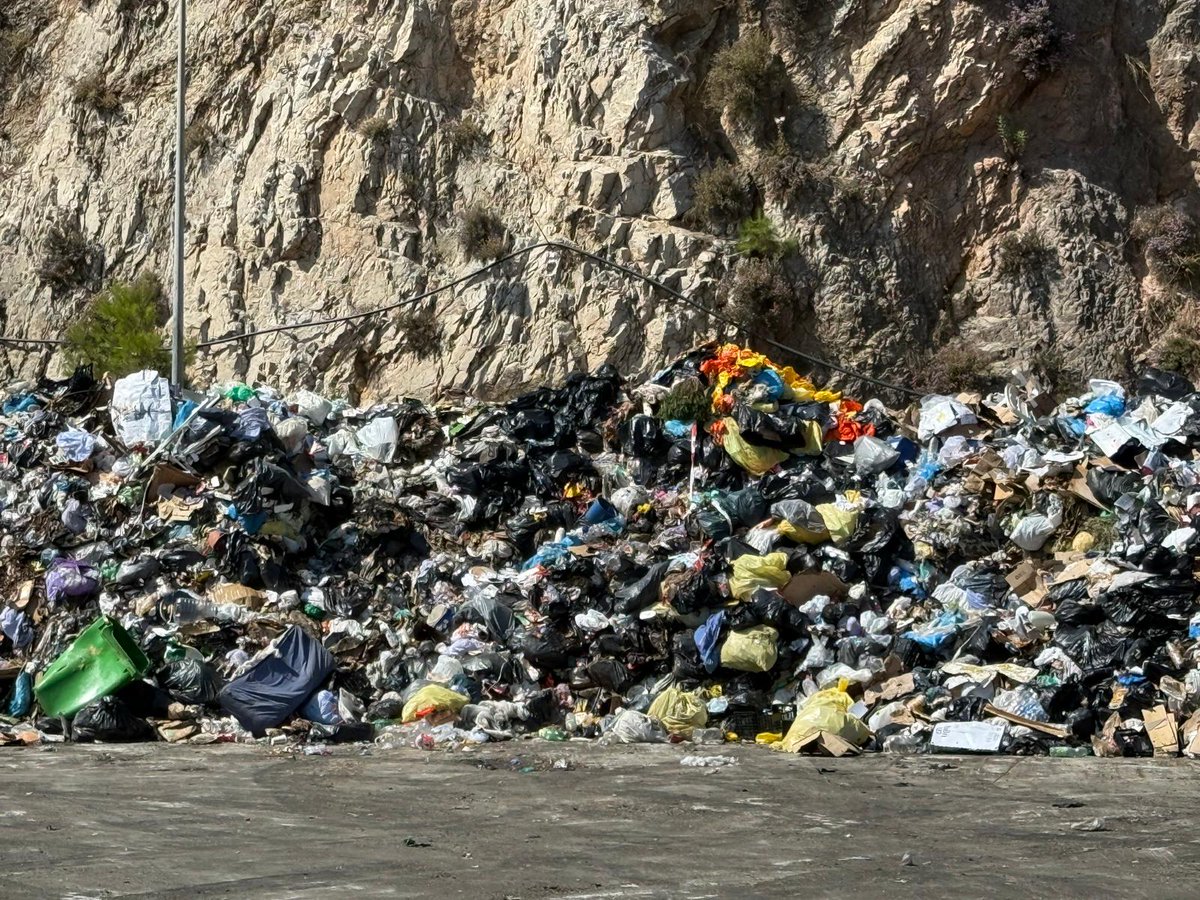 ❌Islas ecológicas cerradas. 

❌Contenedores amontonados y abandonados en plena sierra.

❌Y una planta de transferencia totalmente desbordada.

🧵CONTINUO