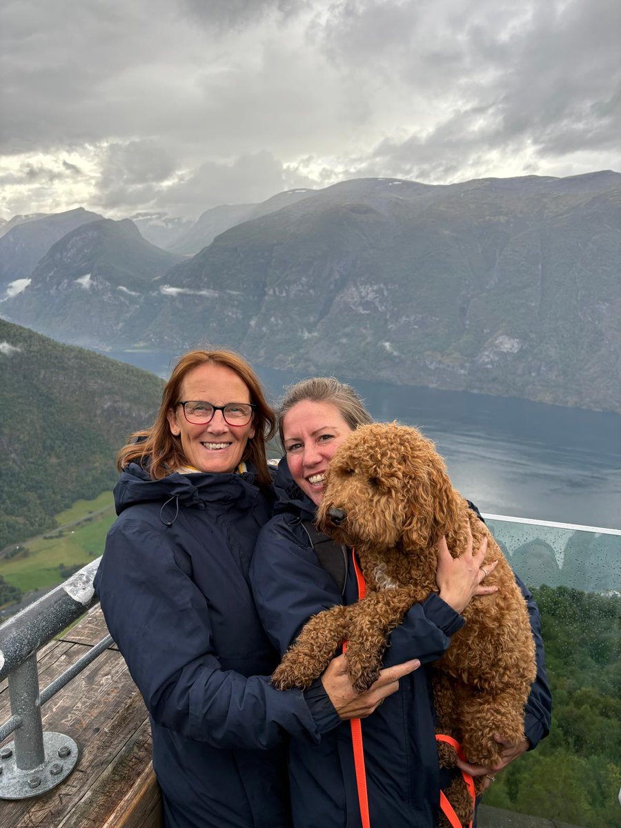 SJEerhart's tweet image. Op een prachtig uitkijkpunt vlak bij Flam in #Noorwegen. Wat een prachtige plek, dat het regent mag niet deren🥰, ook niet dat we er met tientallen tegelijk opstaan, je snel een foto maakt en weer uit de massa wegloopt 🤣 Er lag zelfs een #cache #camperreis #vakantie