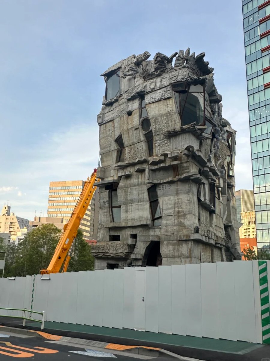 IraqJew's tweet photo. 今回東京に行った際、わざわざ港区で「蟻鱒鷲ル」を見学した。三田駅から歩いて10分ほど、坂道を進むと遠くから目に入った。建物自体は写真以上に無秩序で、まるで世界中のコンクリートの外壁の模様や文様、形状を集めたかのようだった🙌✨ https://t.co/HbxsAMAud3
