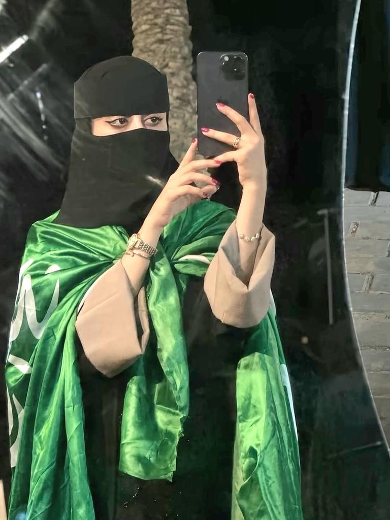 بعض البشر شوفه مثل شوفة الورد

والله    ودك    كل  يوم     تشوفه

حلو ولطيف ويشبه لنسمة البرد 

يضيق صدرك  لا ابعدنه   ظروفه