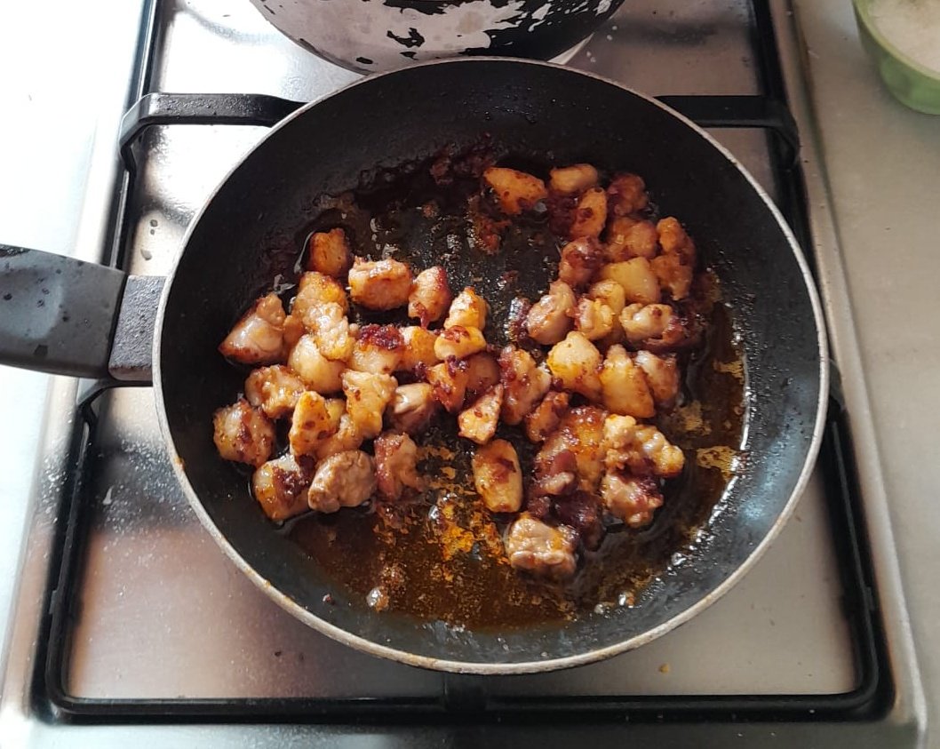 Buenos días, mundo. ¿Hay alguien investigando cómo bajar los triglicéridos sin tener que renunciar a esto? ¿De qué sirve ir a Marte si no te puedes llevar un tupper de chicharrones?
