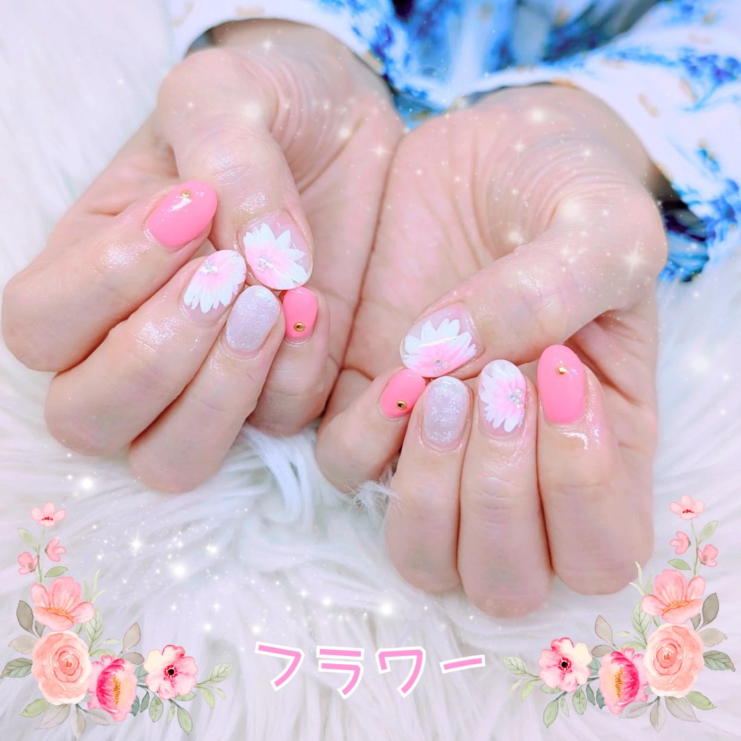moshimur's tweet photo. 🌸フラワーネイル🌸
お花の中心はキラキラ💎
最後の夏デザインでルンルンビーム✨️ https://t.co/ypsmuXwzGX
