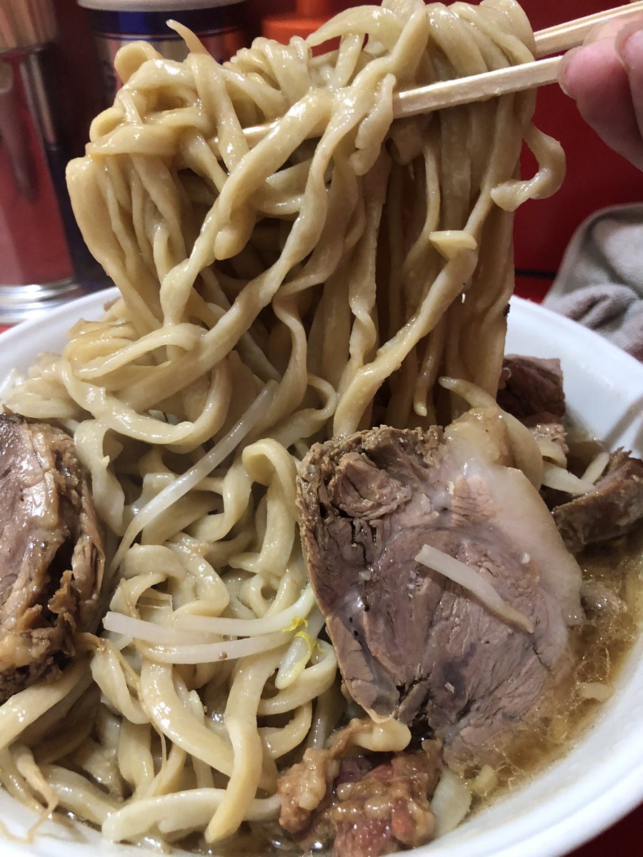 #ラーメン二郎千葉店
大ラーメン（ヤサイマシマシ、アブラマシマシ）
追加焼豚
生姜

外待ち3番目からのすぐに中待ちへ✌️

今日はお腹と背中がくっつきそうなくらい腹ペコのため、大を注文✨

今日のスープもさいっこー‼️

チバジ特製のアブラはショッパーな味付きでまさに極上のドレッシング👍
