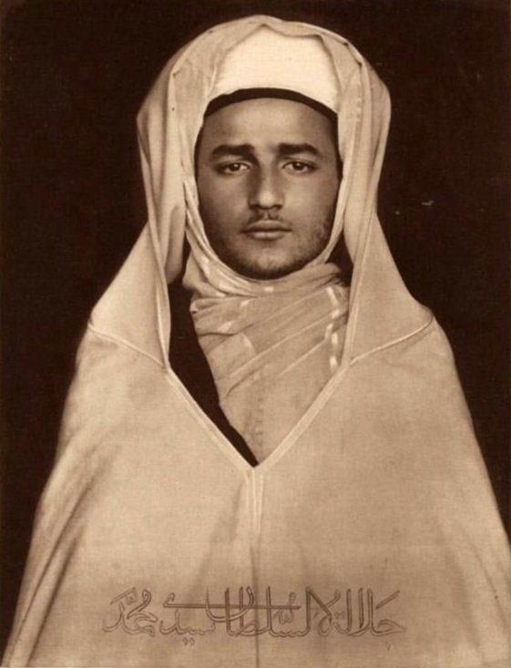 Le nouveau sultan du Maroc, Sidi Mohammed Ben Youssef, lors de son intronisation sur le trône.

18 novembre 1927.