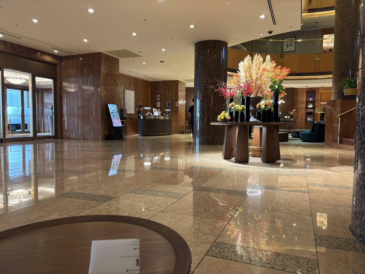 午前仕事がドタキャンされたからあと2時間潰さなければならない。ベイシェラトンロビーのソファに座ったら隙間に紙が挟まっていたからスパイの暗号、薬物や現金か何かと期待したが違った。