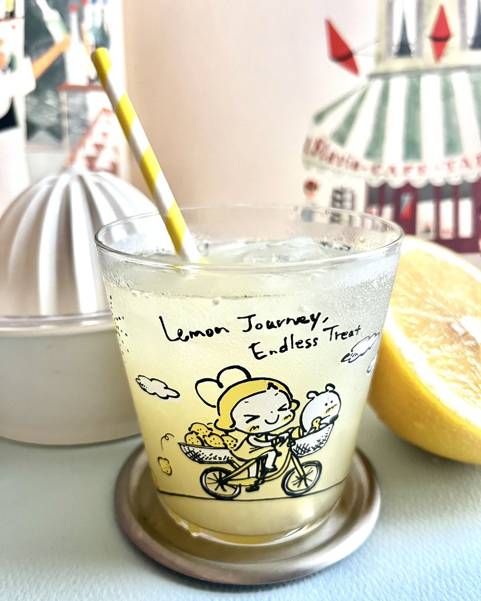 今日は、レモン＆シュガーさんデザインのタンブラーに、大きなグレープフルーツをスクイーズして氷を浮かべました🧊✨
爽やかな香りに包まれて午後もリフレッシュ。
レモンちゃんとシュガーくんの自転車にはとれたてのレモンがカゴいっぱいに🎵
落ちたひとつからストーリーが生まれますね🍋