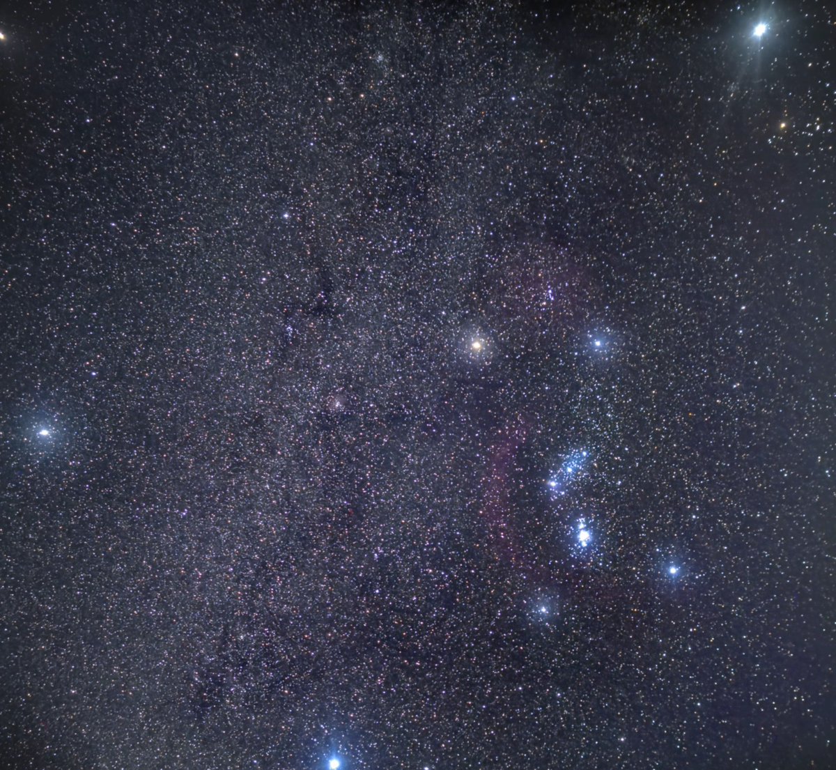 BJboy010's tweet photo. 最近喜欢观测拍摄星云，跟着星图寻找亿万光年外的美景，在浩瀚的宇宙面前你我不过一粒浮尘，当下你放不下的，你纠结的一切当你观测到绚丽的星云时都烟消云散了。没什么过不去的坎，享受当下吧少年 https://t.co/qwmeBtByhw