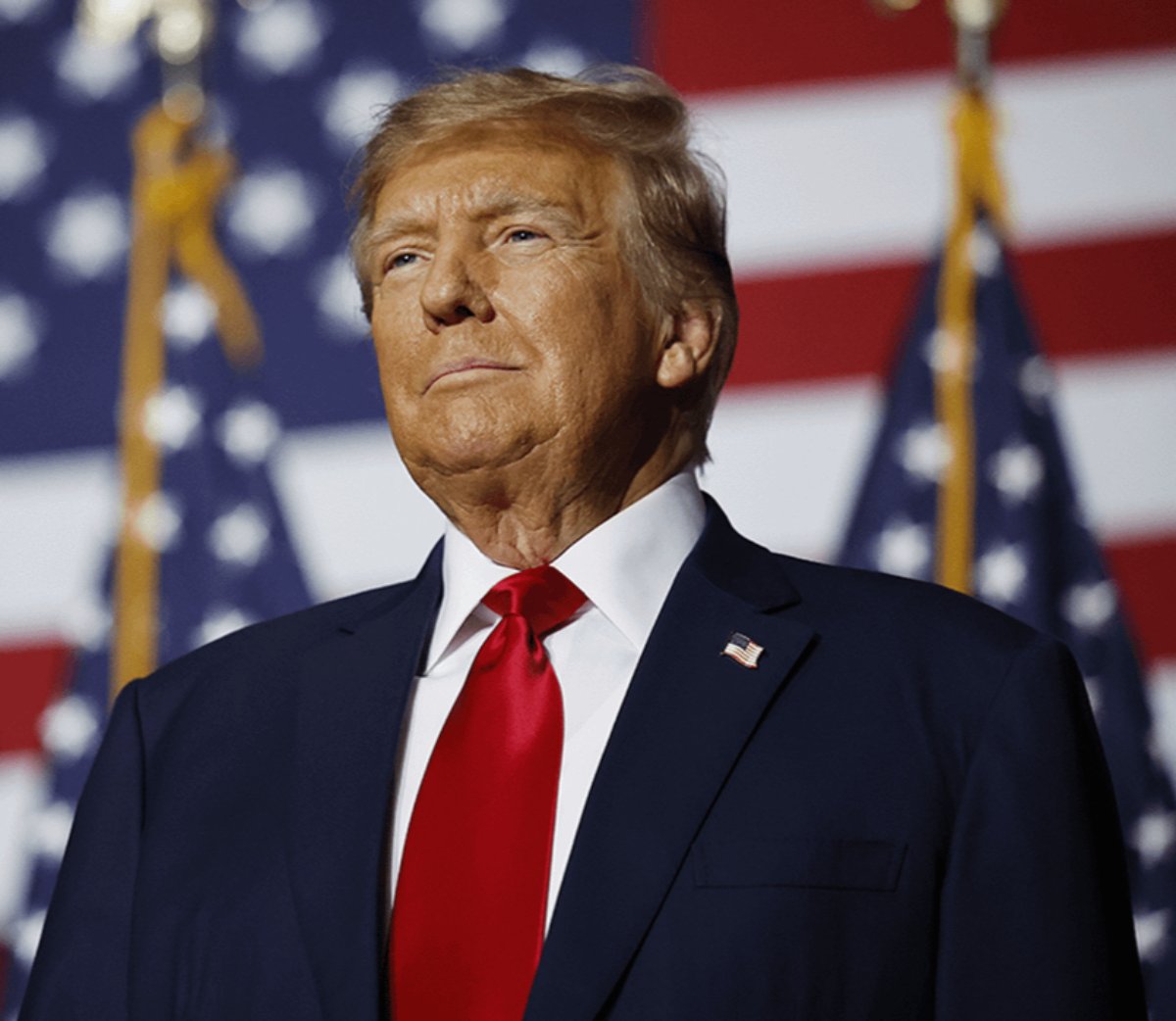 Donald Trump 站在美国国旗前