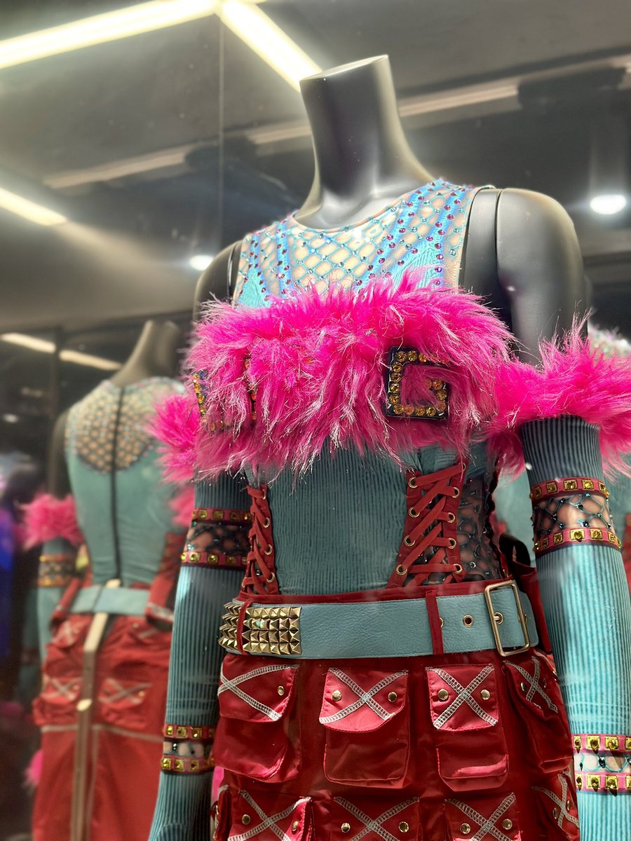 XG having their first world tour outfits on display at a museum is so iconic